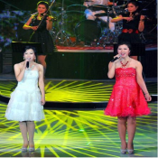 북한 주민들에게 큰 충격을 준 2012년 7월 6일 모란봉악단 시범공연 모습. 가수 김유경과 박선향이 노래하고 있다. 