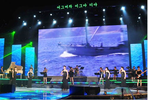 김정은 제1위원장 부부가 나란히 참석한 가운데 4월 22일 4.25문화회관에서 시작된 모란봉악단의 공연은 매일 초만원 사례를 기록했다.