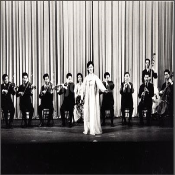 1980년 9월 평양예술단 일원으로 일본 오사카 휘에트번홀에서 열린 공연때 노래부르는 최삼숙 인민배우.