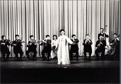 1980년 9월 평양예술단 일원으로 일본 오사카 휘에트번홀에서 열린 공연때 노래부르는 최삼숙 인민배우.